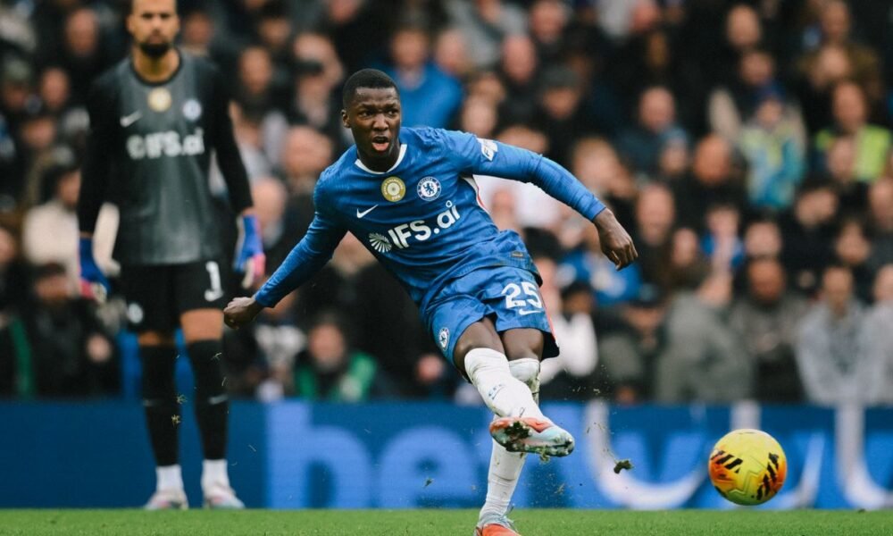 Moisés Caicedo recibe críticas de la prensa inglesa por su rendimiento