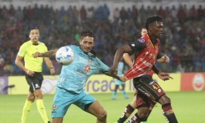 Iván Zambrano, de Libertad, y Jorge Ordóñez, del Dep. Cuenca, disputan el balón. Foto: API