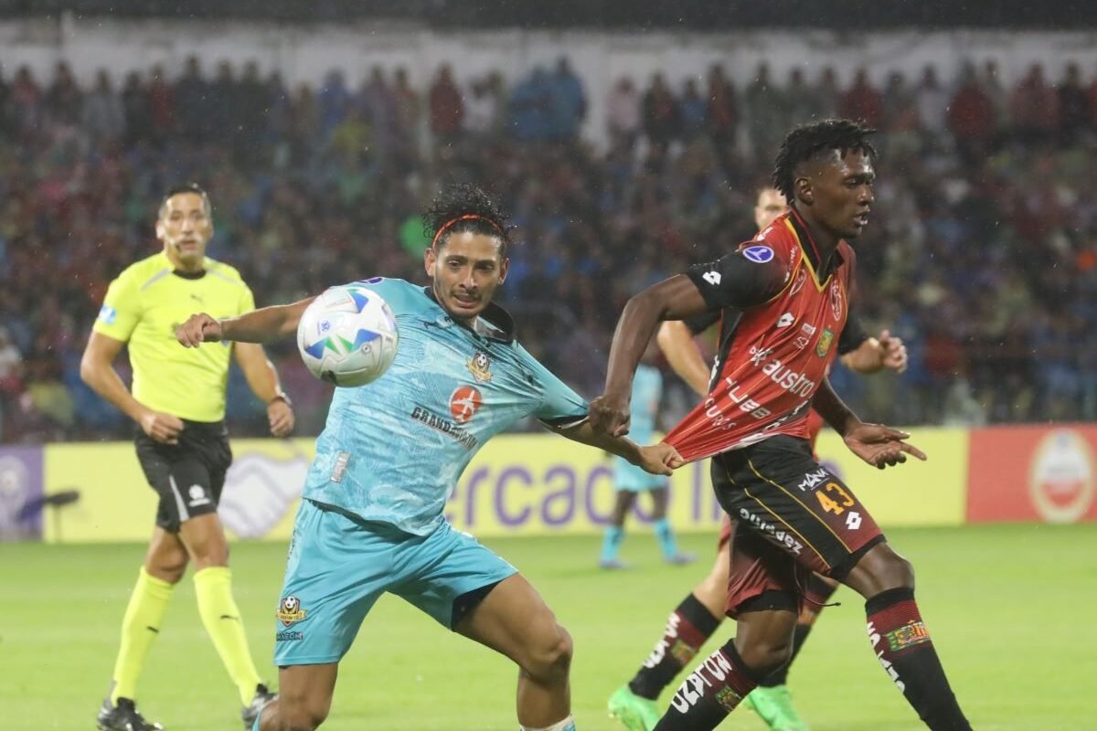 Iván Zambrano, de Libertad, y Jorge Ordóñez, del Dep. Cuenca, disputan el balón. Foto: API