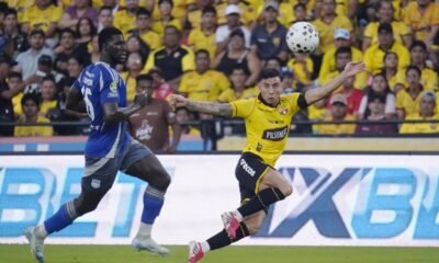 Sergio Quinteros, de Emelec y Joao Rojas, de Barcelona SC, en el clásico del Astillero, el 7 de marzo del 2026.