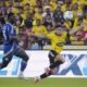 Sergio Quinteros, de Emelec y Joao Rojas, de Barcelona SC, en el clásico del Astillero, el 7 de marzo del 2026.