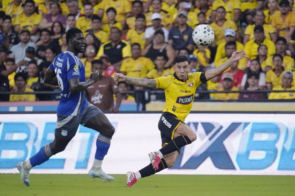 Sergio Quinteros, de Emelec y Joao Rojas, de Barcelona SC, en el clásico del Astillero, el 7 de marzo del 2026.