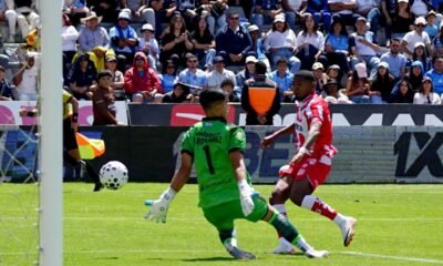 Luis Estupiñán, de Técnico Universitario, remata ante el golero de Macará, este 8 de marzo del 2026. Foto: API