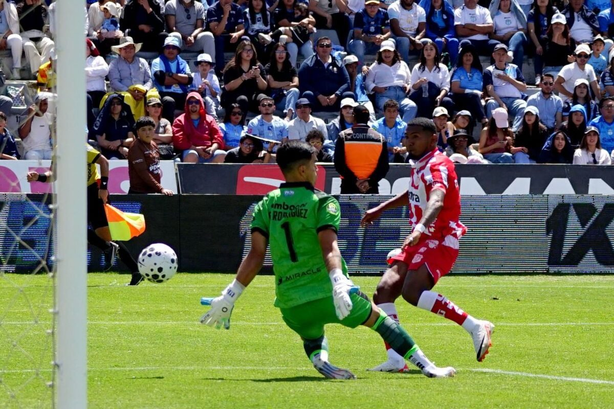 Luis Estupiñán, de Técnico Universitario, remata ante el golero de Macará, este 8 de marzo del 2026. Foto: API