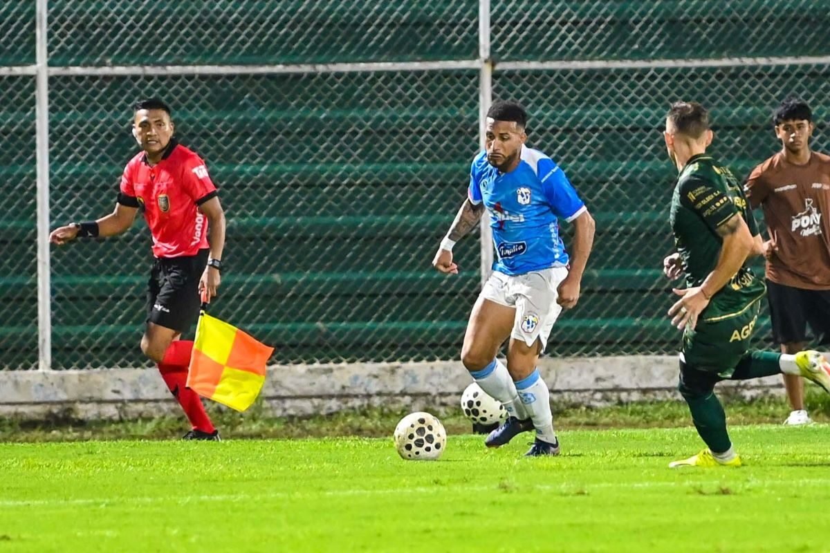 Robert Burbano, en el partido del Manta ante Orense. Foto: API