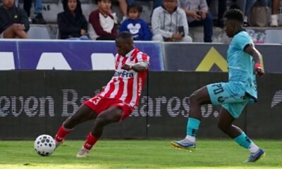 Edwin Mesa, de Técnico Universitario, trata de superar a Vilinton Branda, de Libertad, este 13 de marzo del 2026. Foto: API