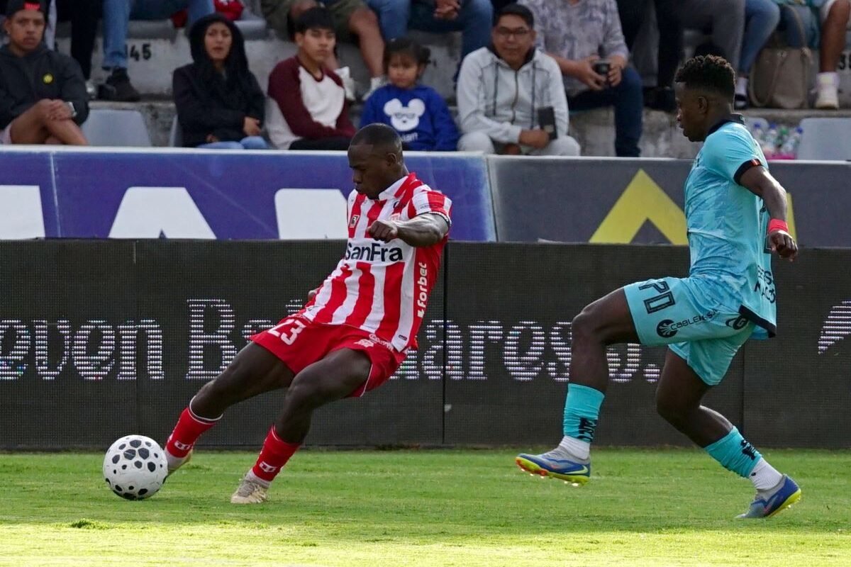 Edwin Mesa, de Técnico Universitario, trata de superar a Vilinton Branda, de Libertad, este 13 de marzo del 2026. Foto: API