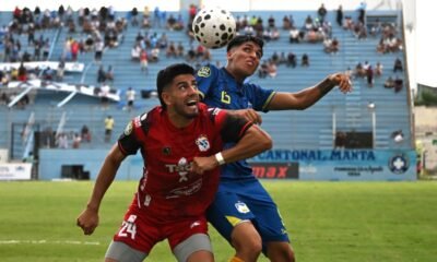 Octavio Moscarelli, del Manta FC, disputa el balón con un jugador del Delfín. Foto: API