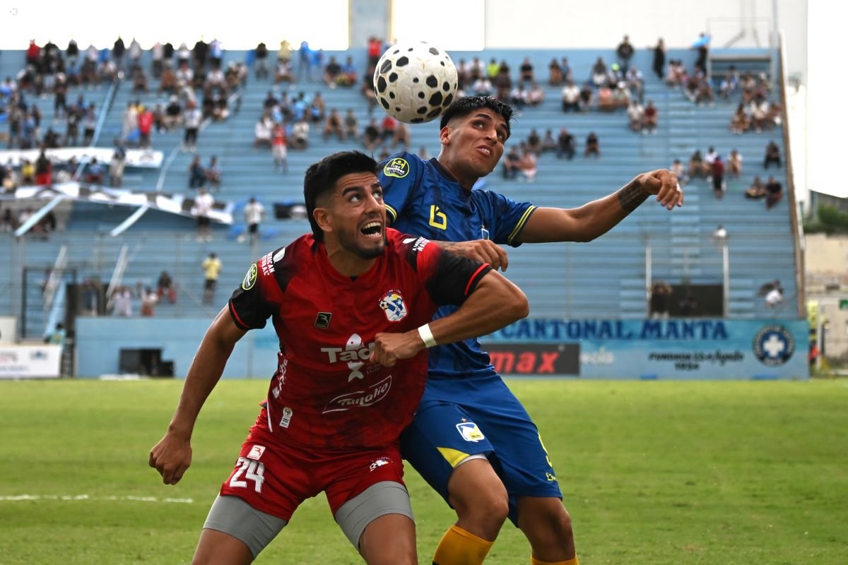 Octavio Moscarelli, del Manta FC, disputa el balón con un jugador del Delfín. Foto: API