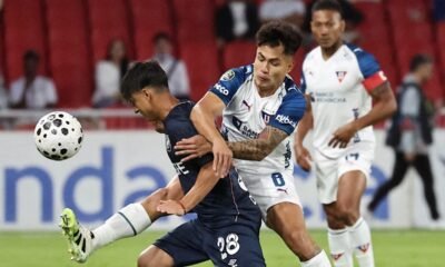 Mauro Díaz, de Católica, y Jesús Pretell, de Liga de Quito, disputan el balón, el 14 de marzo de 2026. Foto: API