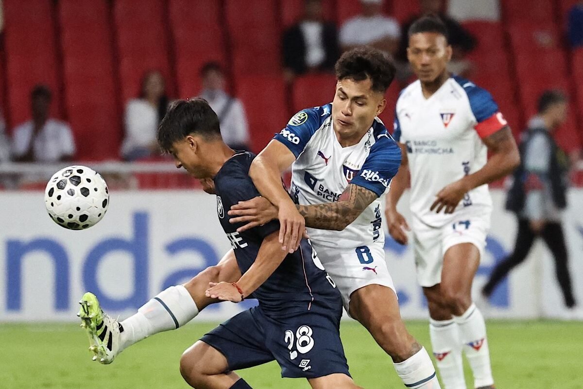 Mauro Díaz, de Católica, y Jesús Pretell, de Liga de Quito, disputan el balón, el 14 de marzo de 2026. Foto: API