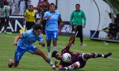 Federico Paz, de Macará, disputa el balón con un jugador de Mushuc Runa, el 15 de marzo de 2026. Foto: API