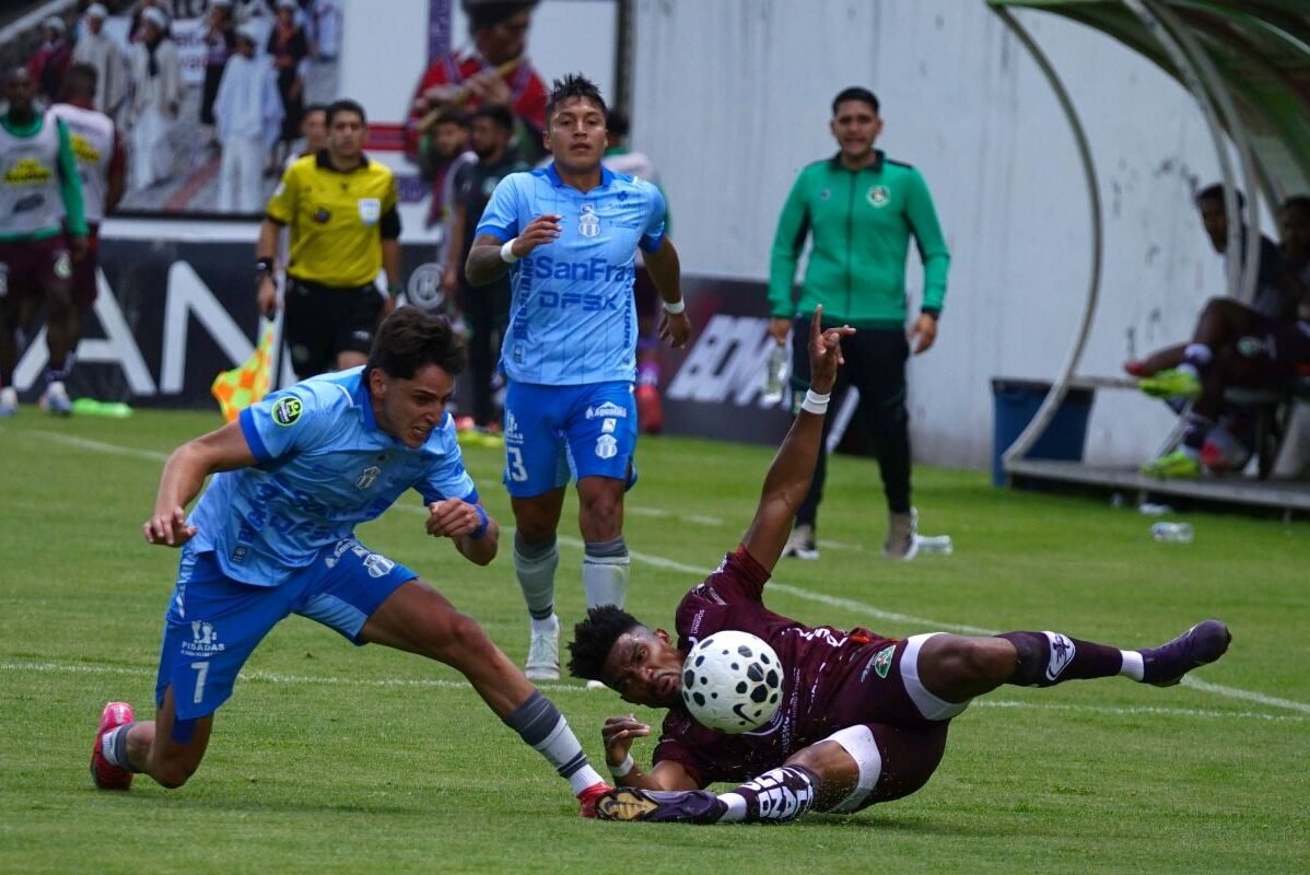 Federico Paz, de Macará, disputa el balón con un jugador de Mushuc Runa, el 15 de marzo de 2026. Foto: API