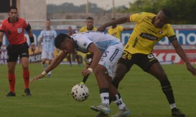 Jhonny Quiñónez, de Barcelona SC, disputa el balón con un jugador del Guayaquil City. Foto: API