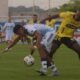 Jhonny Quiñónez, de Barcelona SC, disputa el balón con un jugador del Guayaquil City. Foto: API
