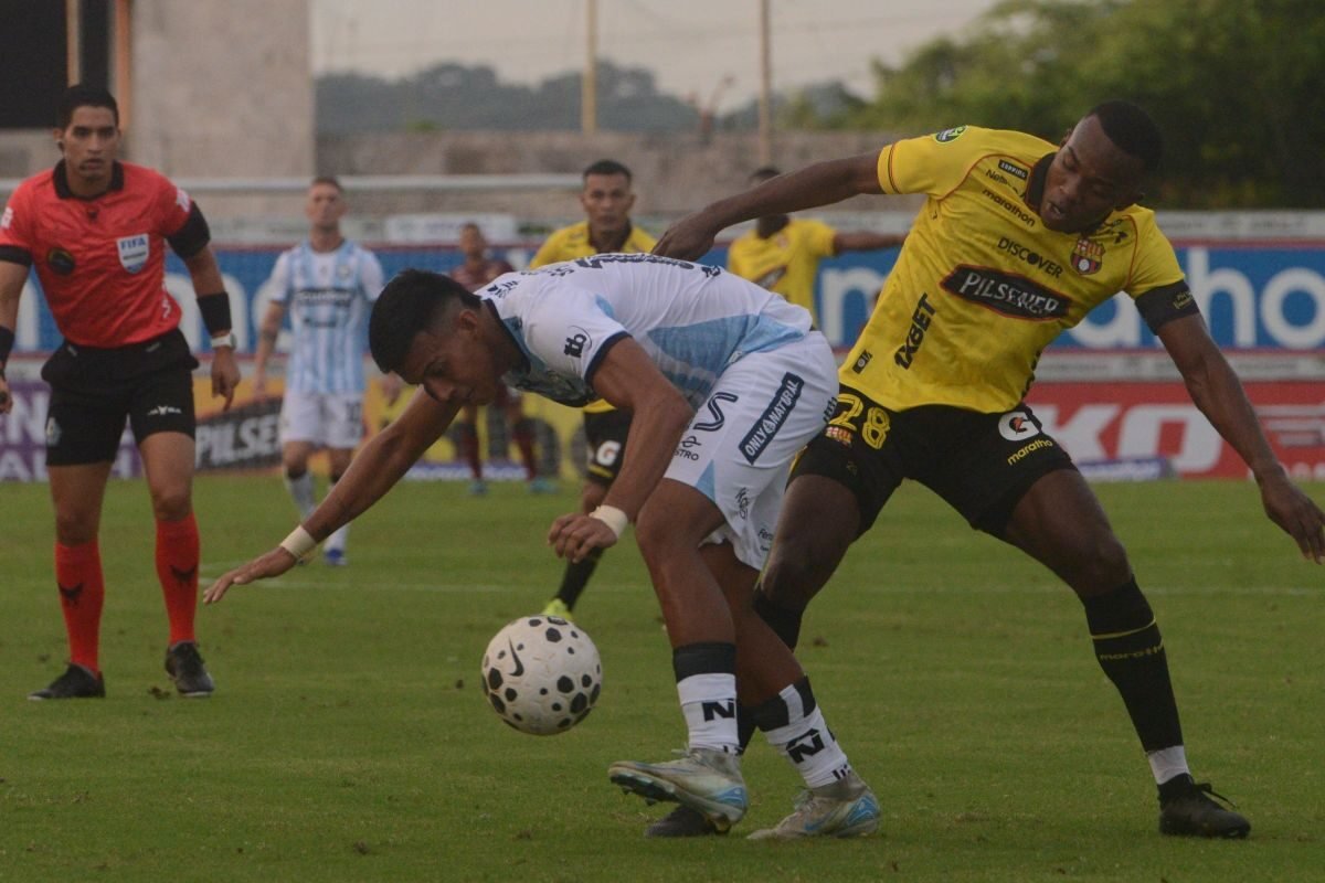 Jhonny Quiñónez, de Barcelona SC, disputa el balón con un jugador del Guayaquil City. Foto: API