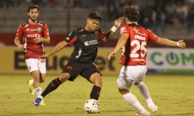 Rodney Redes, de Liga de Quito, es marcado por Brian Kreiman de Leones, este 17 de marzo de 2026. Foto: API