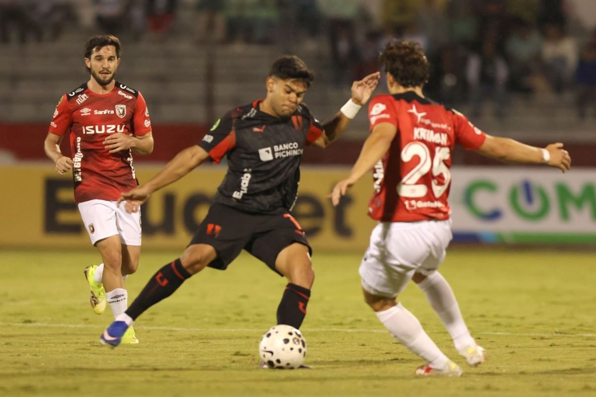 Rodney Redes, de Liga de Quito, es marcado por Brian Kreiman de Leones, este 17 de marzo de 2026. Foto: API
