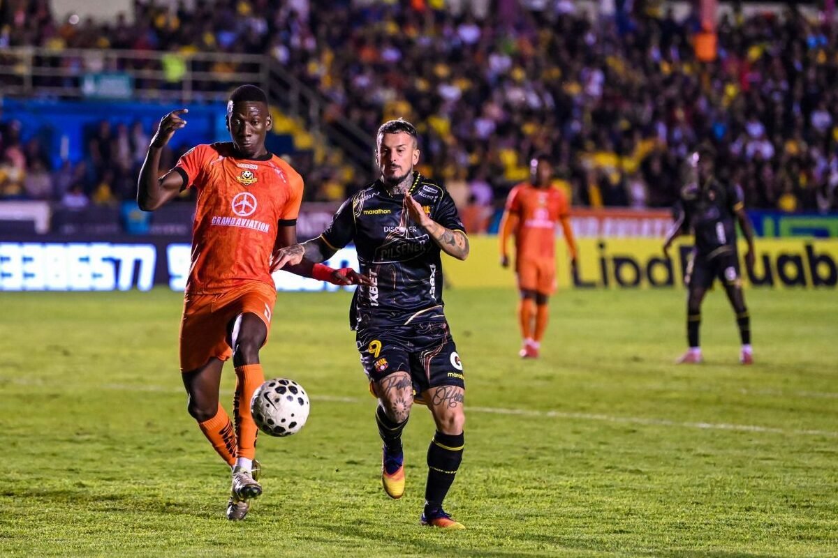 Darío Benedetto, de Barcelona SC, en el partido ante Libertad, en Loja, el 18 de marzo de 2026. Foto: API