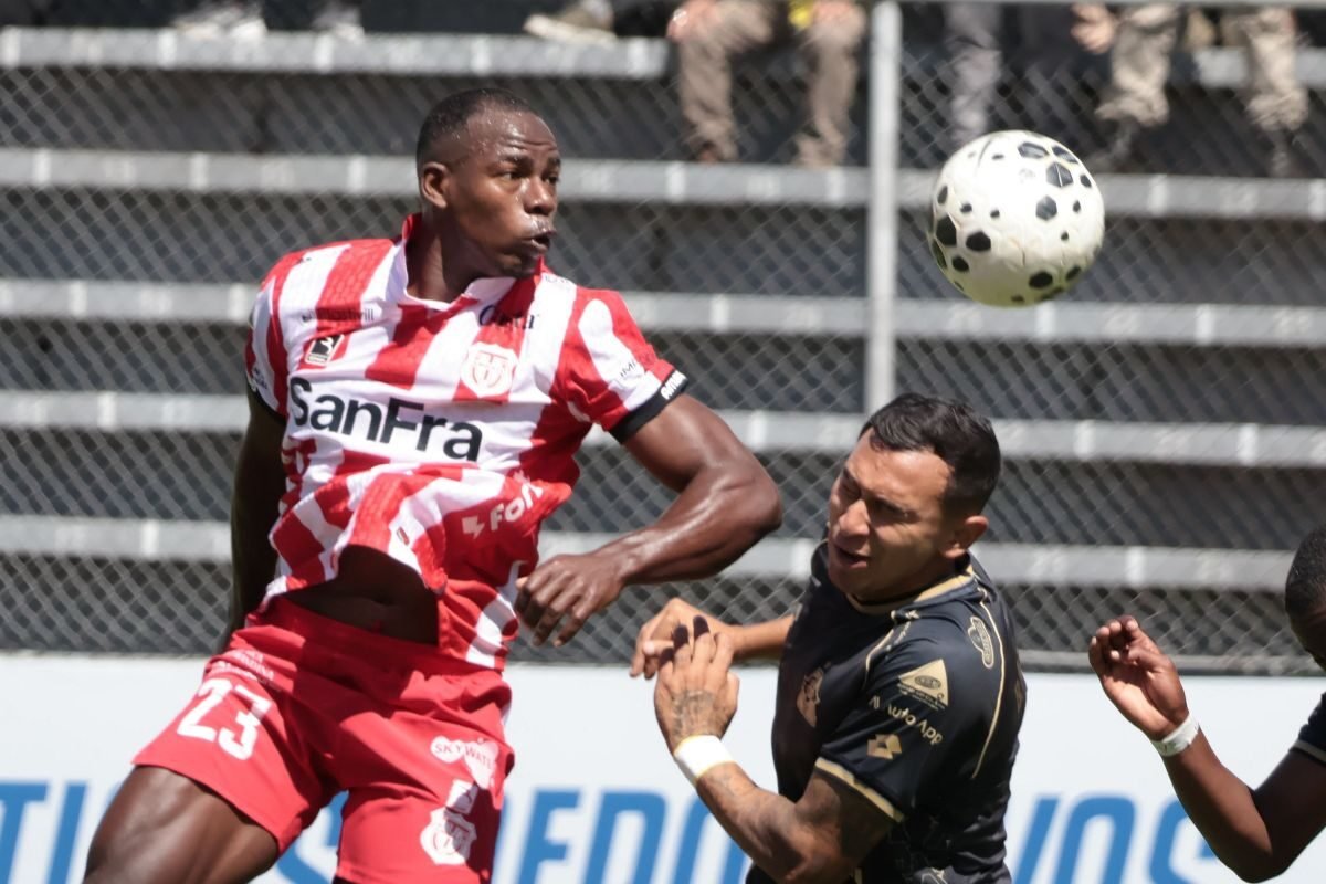 Bruno Miranda, de Aucas, no tu,vo un buen día ante Técnico Universitario. Foto: API