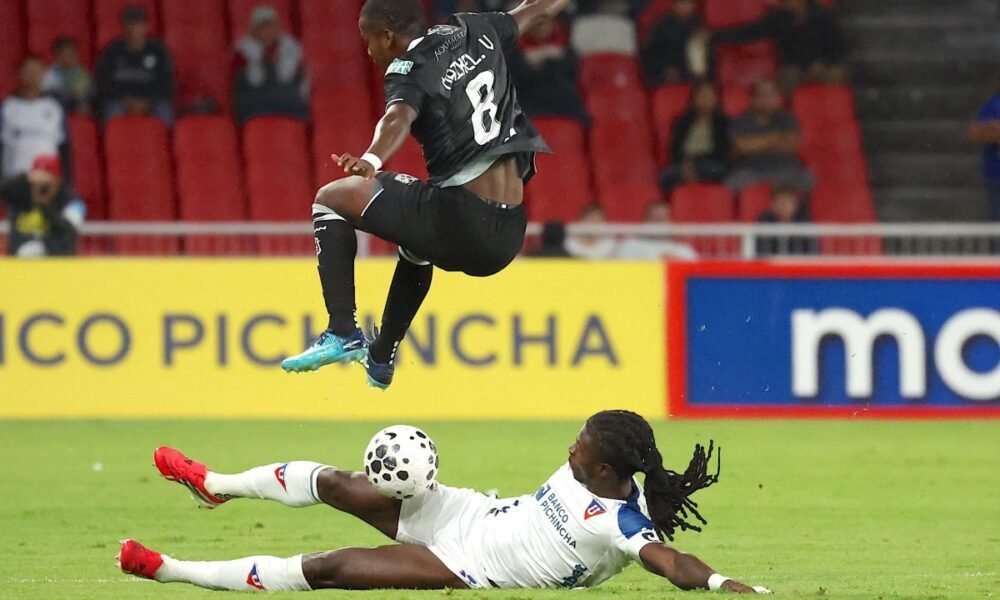 Ricardo Adé, de Liga de Quito, marca a Maikel Valencia, de Manta, el 21 de marzo de 2026. Foto: API