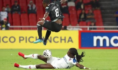 Ricardo Adé, de Liga de Quito, marca a Maikel Valencia, de Manta, el 21 de marzo de 2026. Foto: API