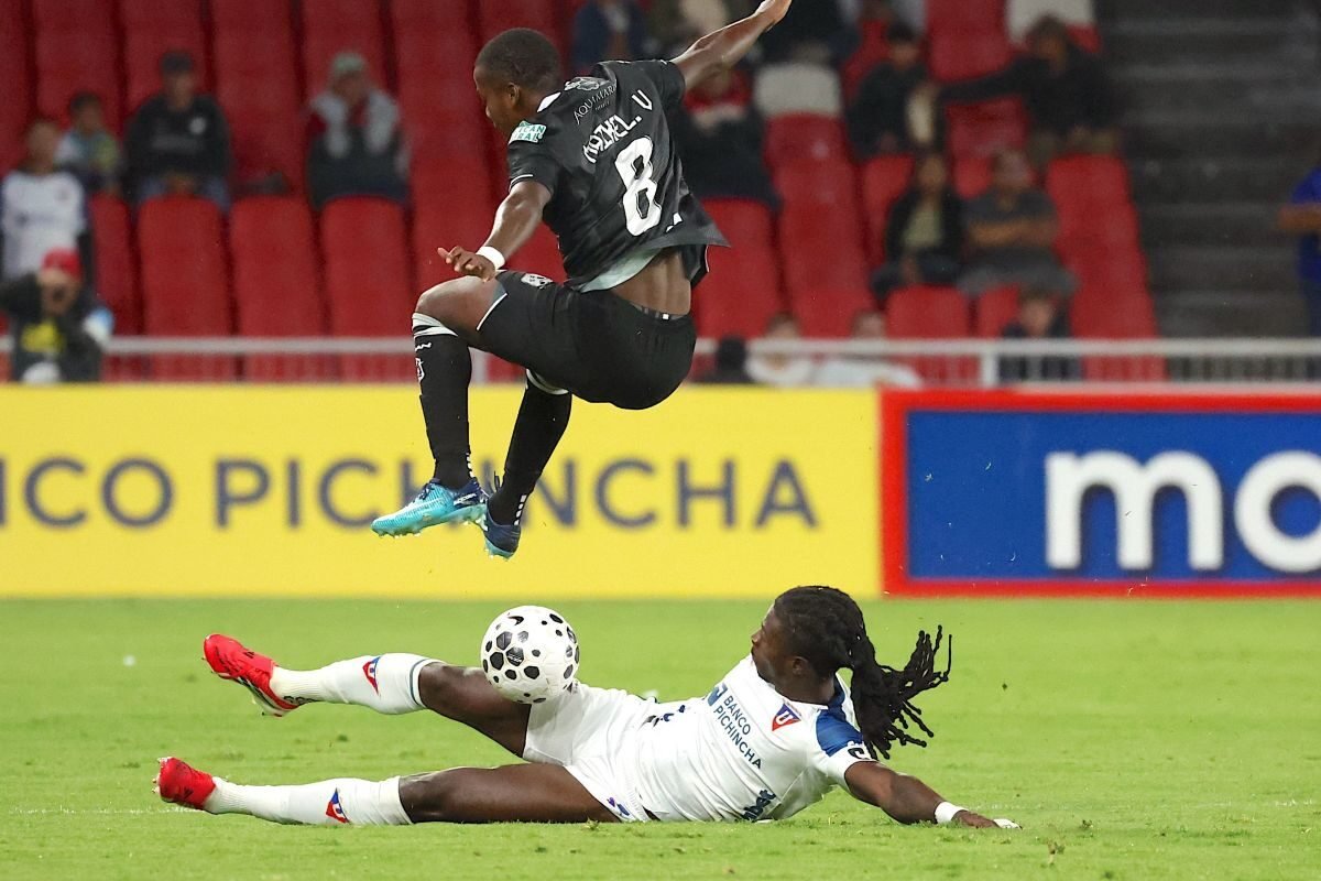 Ricardo Adé, de Liga de Quito, marca a Maikel Valencia, de Manta, el 21 de marzo de 2026. Foto: API