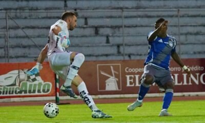 Miller Bolaños, de Emelec, con Rodrigo Formento de Mushuc Runa, el 22 de marzo de 2026 en La cocha. Foto: API