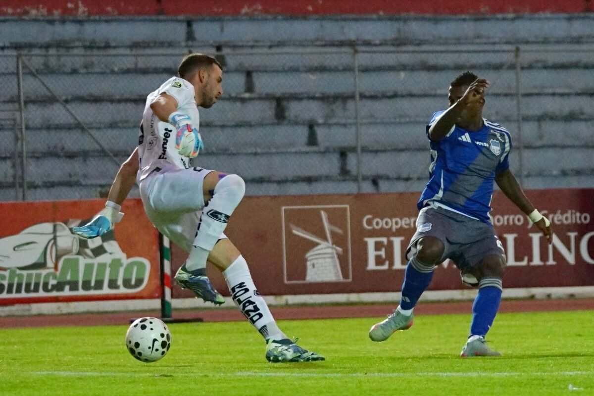 Miller Bolaños, de Emelec, con Rodrigo Formento de Mushuc Runa, el 22 de marzo de 2026 en La cocha. Foto: API