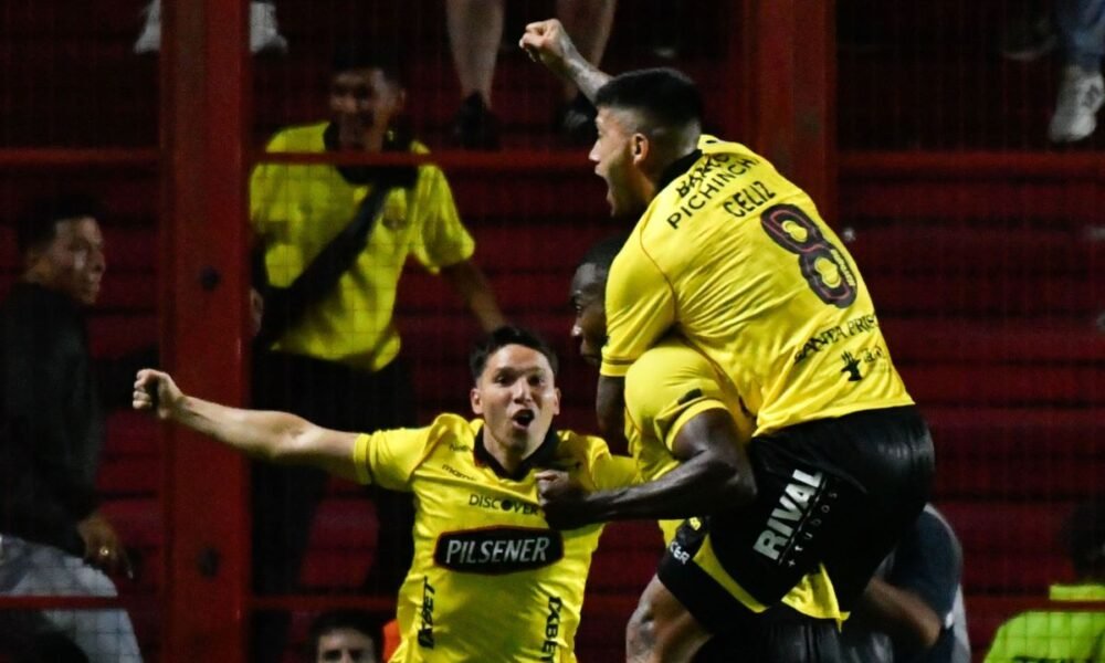 Los jugadores de Barcelona SC celebran el gol de Jhonny Quiñónez, ante Argentinos Juniors, en Buenos Aires. Foto: API