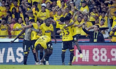 Los jugadores de Barcelona SC celebran el gol de Darío Benedetto, en el Clásico con Emelec, el 7 de marzo de 2026. Foto: API