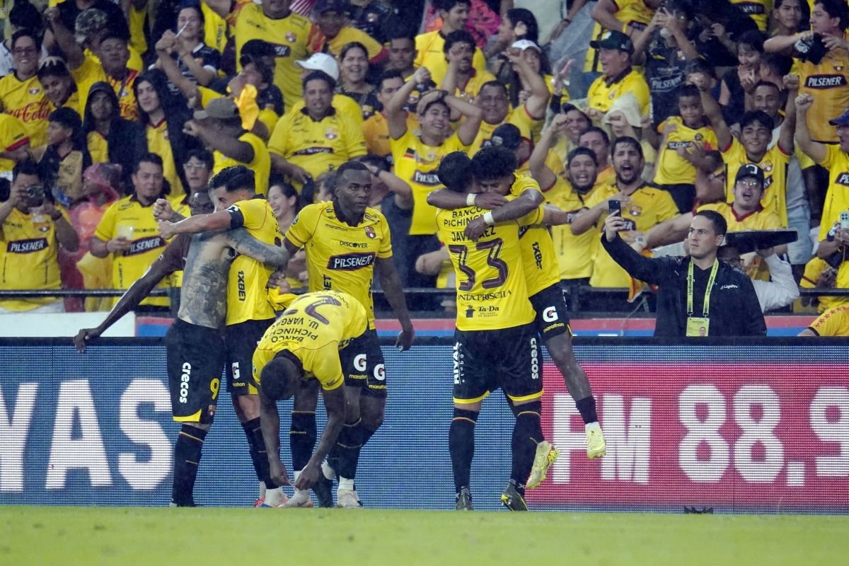 Los jugadores de Barcelona SC celebran el gol de Darío Benedetto, en el Clásico con Emelec, el 7 de marzo de 2026. Foto: API
