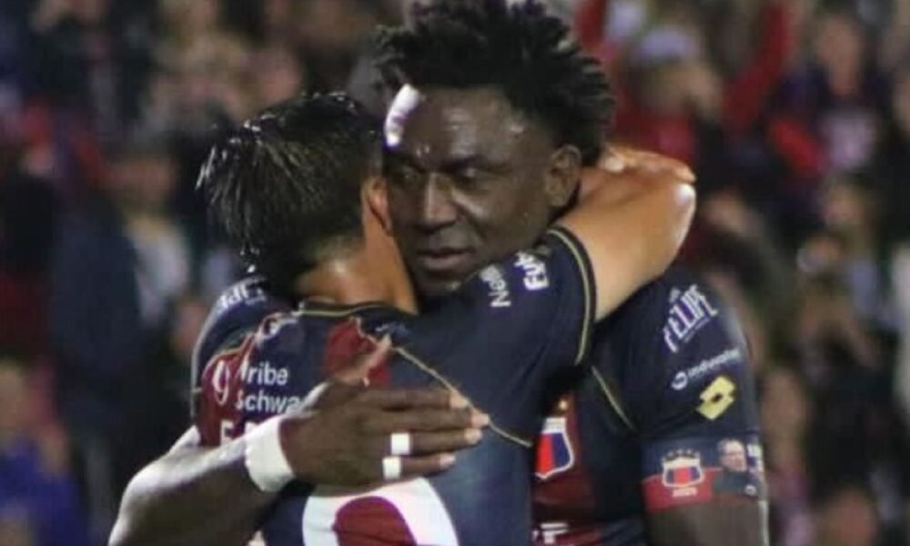 Roberto Ordóñez festeja el gol que le anotó al Bolívar de Bolivia. Foto: Deportivo Quito