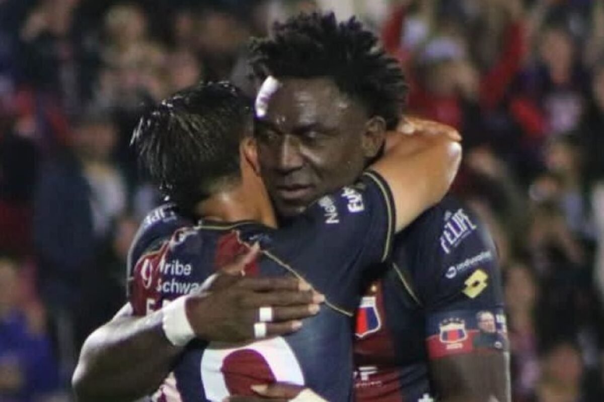 Roberto Ordóñez festeja el gol que le anotó al Bolívar de Bolivia. Foto: Deportivo Quito