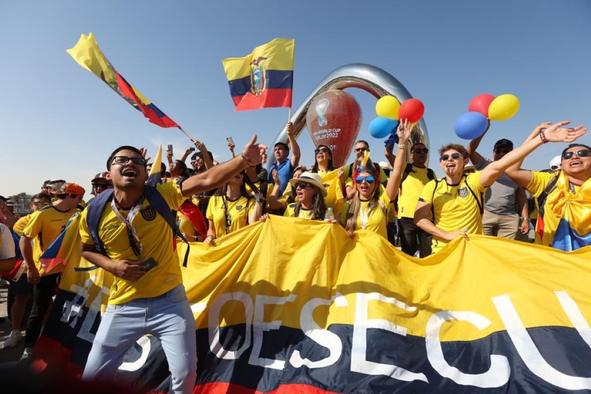 Los hinchas de Ecuador en el Mundial de Qatar 2022, en el famosos 'banderazo'.