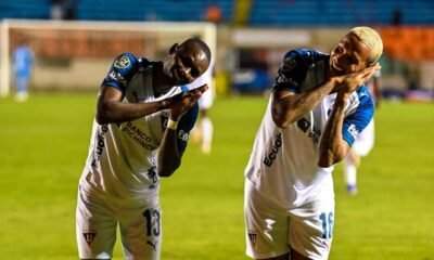 Deyverson celebra su gol con Janner Corozo, ante Libertad, este 7 de marzo del 2026. Foto: API
