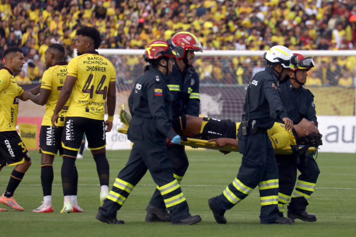 Johan García estará seis meses fuera de las canchas, según César Farías