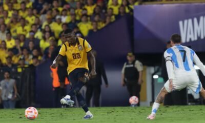 Moisés Caicedo en el partido de Ecuador ante Argentina en eliminatorias, el 9 de septiembre del 2025, en Guayaquil. Foto: API