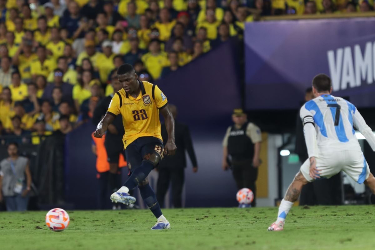 Moisés Caicedo en el partido de Ecuador ante Argentina en eliminatorias, el 9 de septiembre del 2025, en Guayaquil. Foto: API
