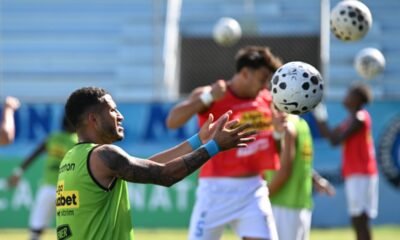 Robert Burbano del Manta, antes del partido contra Guayaquil City. Foto: API
