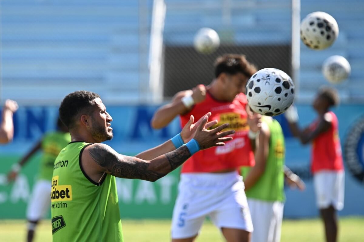 Robert Burbano del Manta, antes del partido contra Guayaquil City. Foto: API