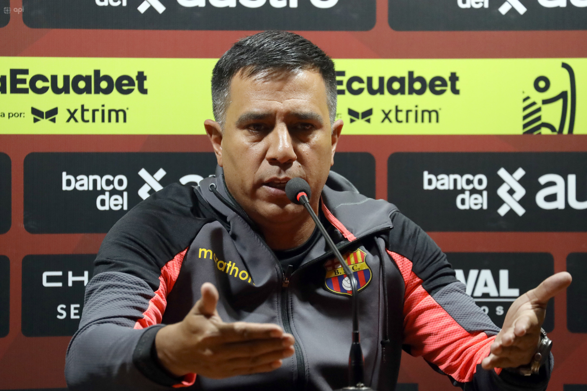 César Farías critica la entrada que fracturó a Johan García