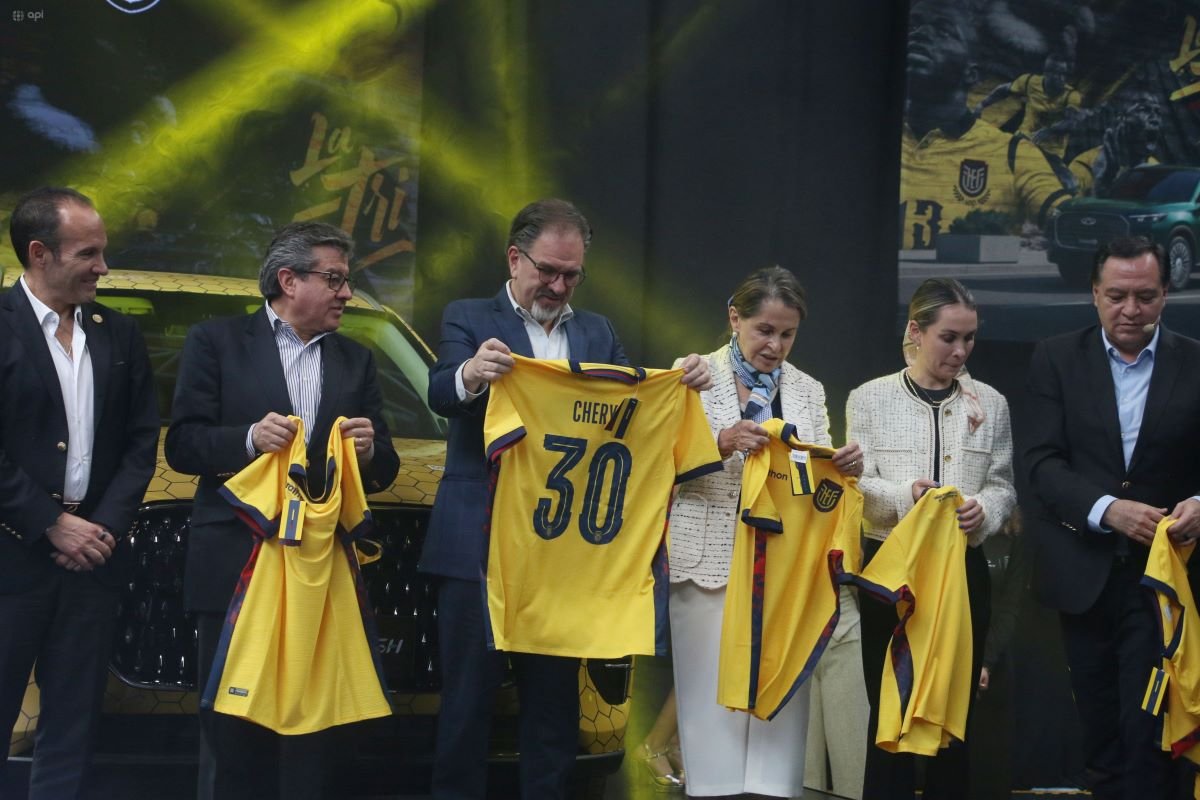 Francisco Egas, de la FEF, con miembros del directorio y ejecutivos de Corporación Maresa. Fotos: API y Chery