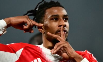 Olise celebra el primer gol para el Bayern Múnich, que le anotó al Atalanta, este 10 de marzo del 2026. Foto: Champions League