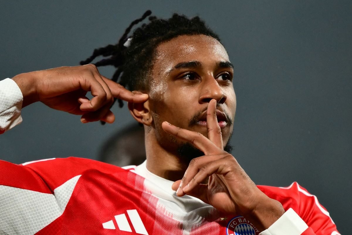 Olise celebra el primer gol para el Bayern Múnich, que le anotó al Atalanta, este 10 de marzo del 2026. Foto: Champions League