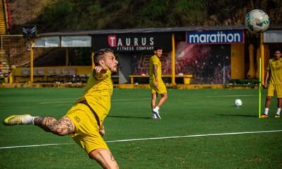 Darío Benedetto participa en un entrenamiento de los toreros. Foto: Barcelona SC