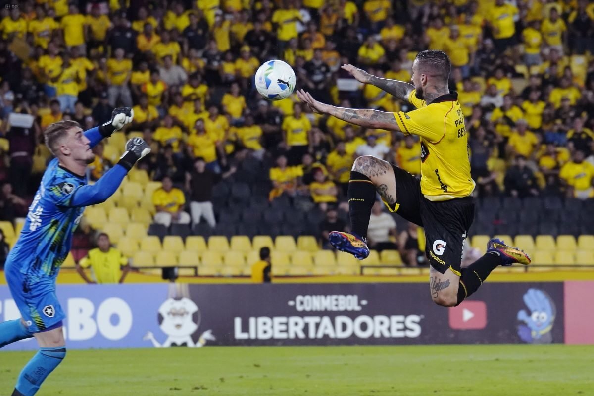 Darío Benedetto, de Barcelona, en el juego contra Botafogo, este 3 de marzo del 2026. Foto: API