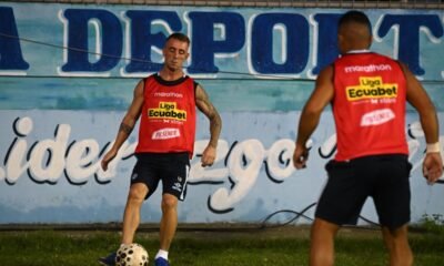 Damián Díaz de Guayaquil City hace un calentamiento antes del partido con Delfín. Foto: API