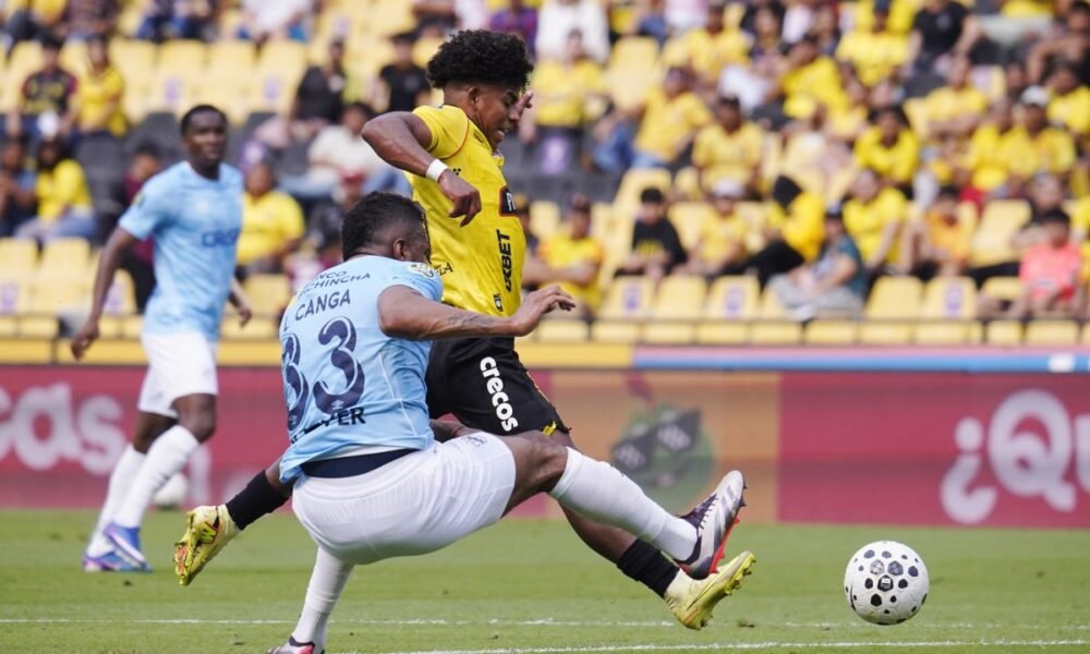 Luis Cano, de Barcelona SC, es marcado por Luis Cangá, de Católica, el 22 de marzo de 2026. Foto: API