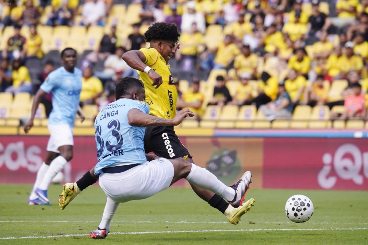 Luis Cano, de Barcelona SC, es marcado por Luis Cangá, de Católica, el 22 de marzo de 2026. Foto: API